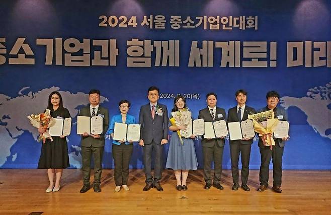 20일 중소기업DMC타워에서 열린 2024 서울 중소기업인 대회에서 이승주 롯데GRS 경영지원부문 상무(오른쪽)를 비롯한 중소벤처기업부장관 표창 수상 기업 관계자들이 기념촬영하고 있다.[사진제공=롯데GRS]