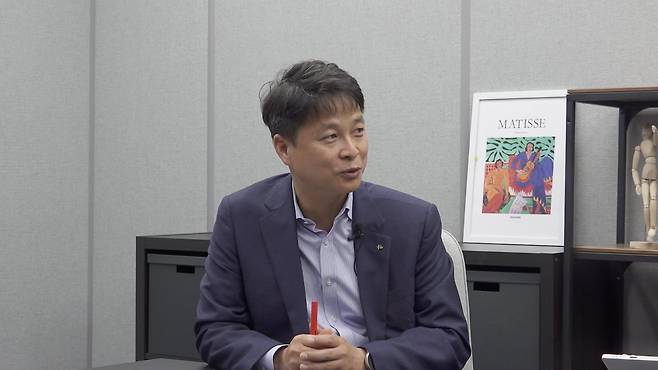 유복재 KB골든라이프케어 본부장이 '조선일보 머니' 채널에서 실버타운에 대해 설명하는 모습/ 영상 캡쳐