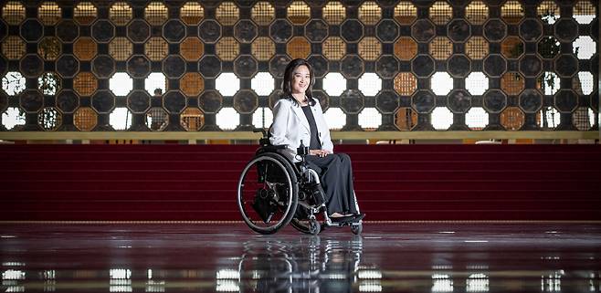 '국회'라는 무대에 선 국민의힘 최보윤 의원은 '장애평등정책법안'을 1호 법안으로 발의했다. 최 의원은 "장애인과 비장애인의 차이가 ‘차별’이 되지 않도록 우리 사회의 격차 해소를 위한 일을 하겠다"고 말했다. 사진은 지난 19일 오후 서울 여의도 국회 로텐더홀에서 본지와 인터뷰를 하는 모습. /박성원 기자