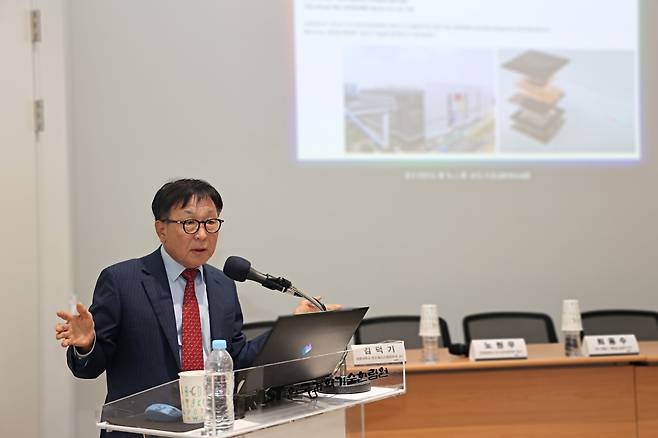 정은승 삼성전자 DS부문 상근고문이 21일 오후 성남시 한국과학기술한림원 토론회에 참석해 주제발표를 하고 있다./한국과학기술한림원