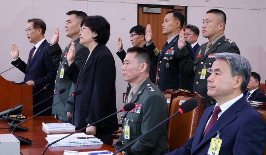 21일 오전 국회 법제사법위원회에서 열린 채상병 특검법 입법청문회에 증인으로 출석한 이종섭 전 국방부 장관(첫줄 오른쪽 첫번째)과 임성근 전 해병대 1사단장(첫줄 오른쪽 2번째)이 증인선서를 거부하고 자리에 앉아 있다. 연합뉴스