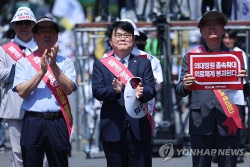 임현택 대한의사협회(의협) 회장이 18일 오후 서울 영등포구 여의대로에서 열린 전국 의사 총궐기대회에 참석하고 있다.ⓒ연합뉴스