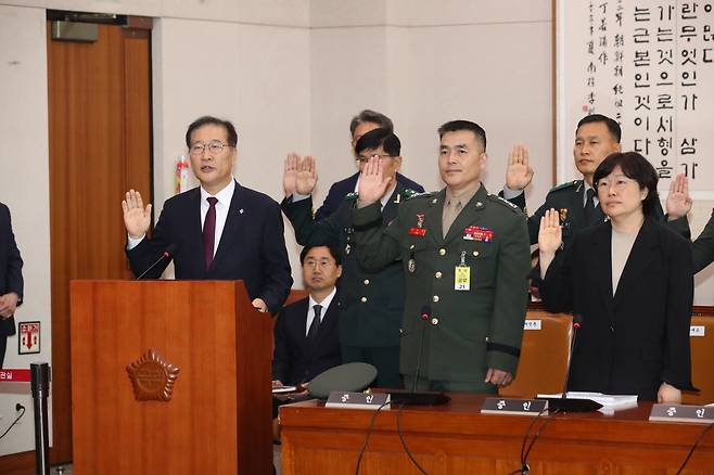 박성재 법무부 장관(앞줄 왼쪽부터)과 박정훈 전 해병대수사단장, 유재은 국방부 법무관리관이 21일 오전 서울 여의도 국회에서 열린 법제사법위원회 전체회의 순직 해병 수사 방해 및 사건 은폐 등의 진상규명을 위한 특별검사의 임명 등에 관한 법률안 관련 입법청문회에서 증인선서를 하고 있다. 

이날 이종섭 전 국방부 장관과 임성근 전 해병대 1사단장, 신범철 전 차관은 증인 선서를 거부 했다. 2024.6.21/뉴스1