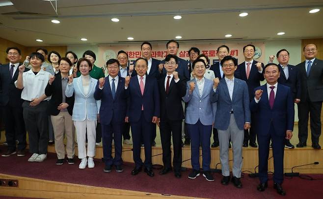 21일 오전 서울 여의도 국회 의원회관에서 열린 대한민국 과학기술 살리기 프로젝트 이공계지원 특별법 개정 토론회에서 참석자들이 기념 촬영하고 있다. 연합뉴스 제공