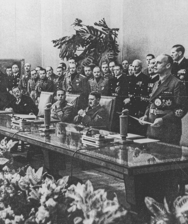 1940년 9월27일 독일, 이탈리아, 일본이 독일 총리 관저에서 삼국동맹 조약을 체결하고 성명을 낭독하고 있는 모습. ‘피와 폐허’는 세 나라가 새로운 제국주의 질서를 추구한 배경과 의미를 짚는다. 책과함께 제공