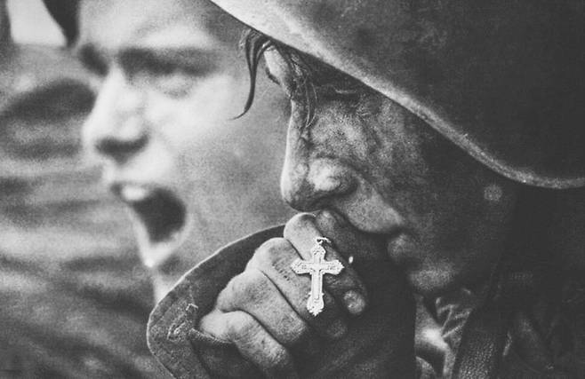 1943년 7월 쿠르스크 전투에 임했던 두 명의 젊은 소련 군인. 책과함께 제공