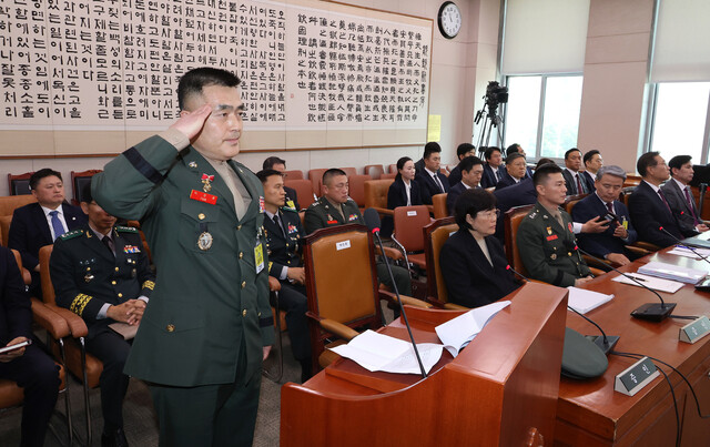 21일 오전 국회 법제사법위원회에서 열린 ‘채 상병 특검법’에 대한 입법청문회에 증인으로 출석한 박정훈 전 해병대 수사단장이 발언을 마친 뒤 인사하고 있다. 연합뉴스