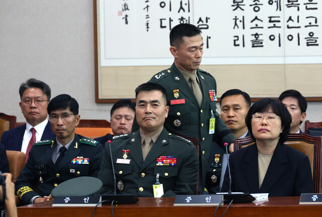 임성근 전 해병대 1사단장이 21일 국회 법제사법위원회가 연 ‘채 상병 특검법’ 입법 청문회에 입장하고 있다. 앞줄 왼쪽은 박정훈 전 해병대 수사단장. 강창광 선임기자 chang@hani.co.kr