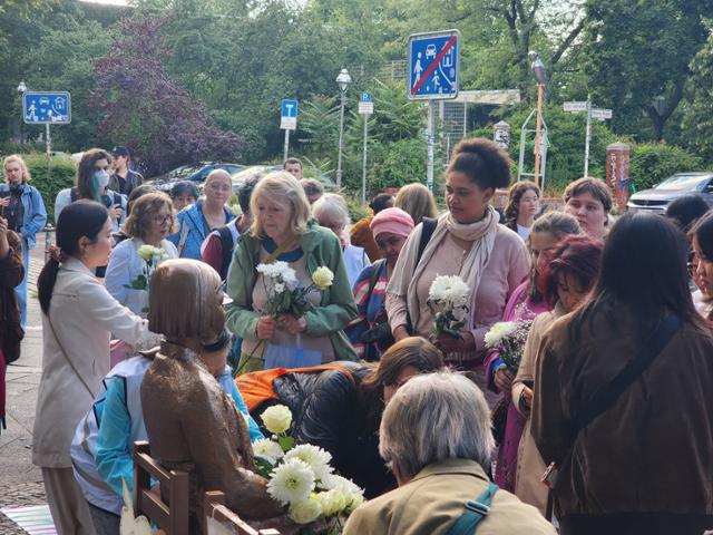 19일 독일 베를린시 미테구에 설치되어 있는 평화의 소녀상에 시민들이 헌화하고 있다. 이날 소녀상 주변에서 열린 소녀상 철거 집회에는 100명가량이 참석했다. 베를린=신은별 특파원