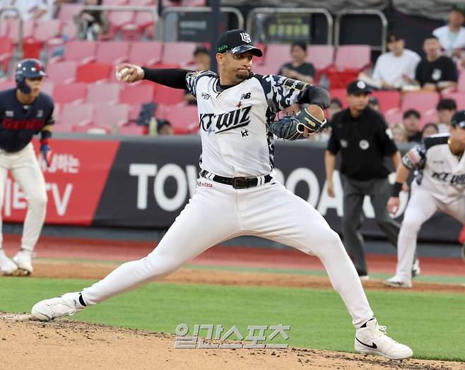 20일 오후 수원 KT위즈파크에서 열린 프로야구 롯데 와 KT 경기. KT 선발 쿠에바스가 역투하고있다. 수원=정시종 기자 capa@edaily.co.kr