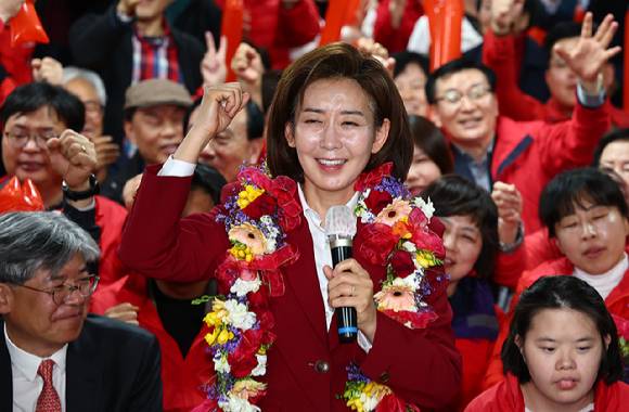 서울 동작구을에 출마한 국민의힘 나경원 후보가 11일 서울 동작구에 마련된 본인의 선거사무실에서 당선 확실이 되자 주먹을 불끈 쥐고 있다. [사진=뉴시스]