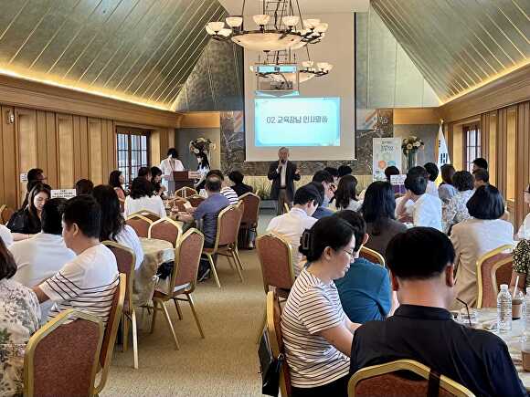 오늘 안성 호텔 마에스트로에서 이종민 교육장이 2024 평택교육 공(共).감(感).통(通). 워크숍 시즌2 '늘봄 그리고 Together(함께)에서 축사를 하고 있다. [사진=평택교육지원청]