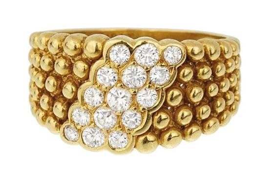 뻬를리의 새로운 브레이슬릿에 영감을 준 케롤라인 링. [사진 반클리프 아펠]