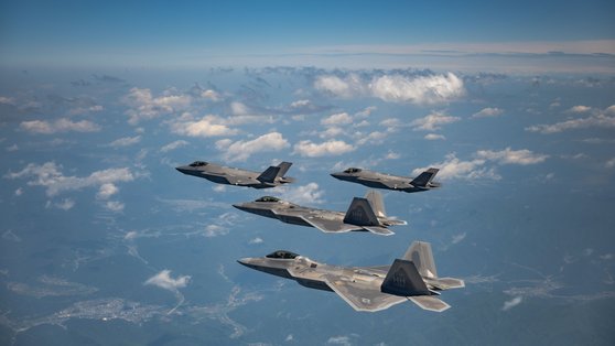 공군은 지난달 16일 미 공군의 F-22 2대와 한국 공군의 F-35A 스텔스 전투기 2대가 충청지역 상공에서 근접 공중전투 기동훈련을 했다고 밝혔다. 사진은 미 공군 F-22와 한국 공군 F-35A가 연합 훈련을 하는 모습.사진 공군