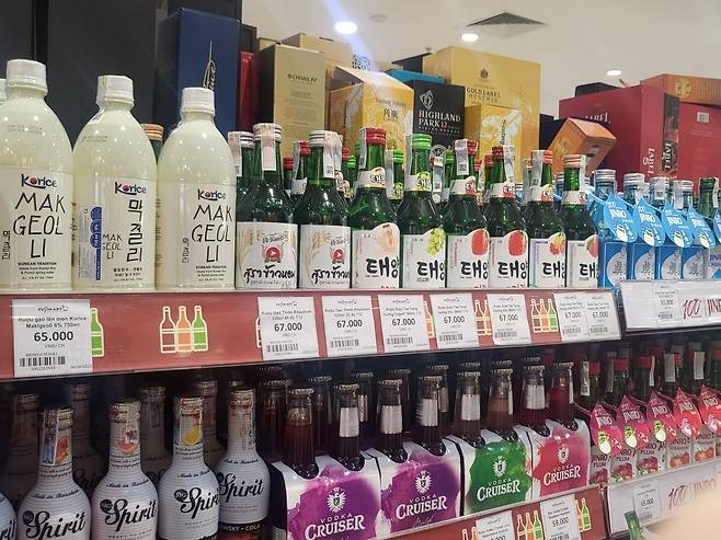 베트남 하노이 한 기업형슈퍼마켓(SSM) 주류 매대에 현지 가짜 소주가 진열돼 있다. 사진=안혜원 기자