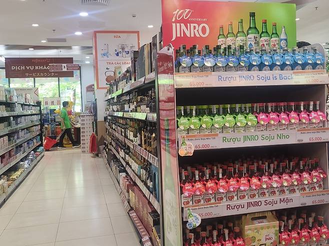 베트남 하노이 한 기업형슈퍼마켓(SSM)의 진로 소주 단독 매대. 사진=안혜원 기자