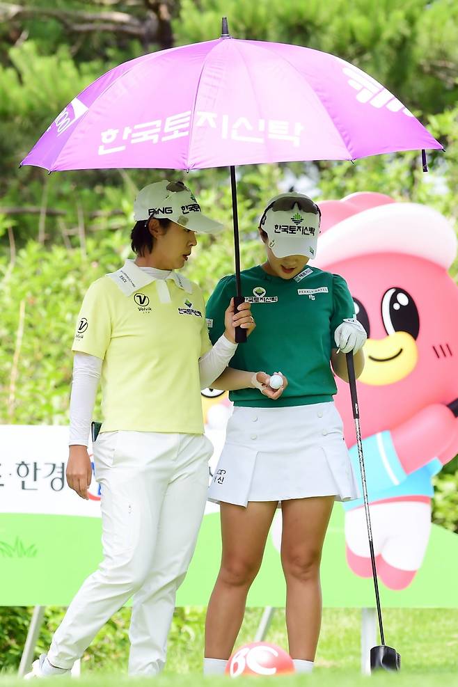 한국여자프로골프(KLPGA)투어 ‘BC카드·한경 레이디스컵 2024’ 2라운드 경기가 21일 경기도 포천시 포천힐스CC에서 열렸다. 대회에 출전한 박지영, 박현경이 1번 홀에서 대화를 나누고 있다. / 변성현 한경닷컴 기자