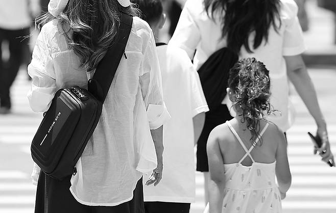 19일 서울 종로구 광화문 광장에서 시민들이 횡단보도를 건너고 있다. 연합뉴스