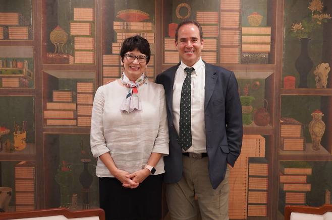 Dakota Hoska, associate curator of Native arts at the Denver Art Museum (left) and DAM director Christoph Heinrich pose at the National Museum of Korea in Seoul on Wednesday. (NMK)