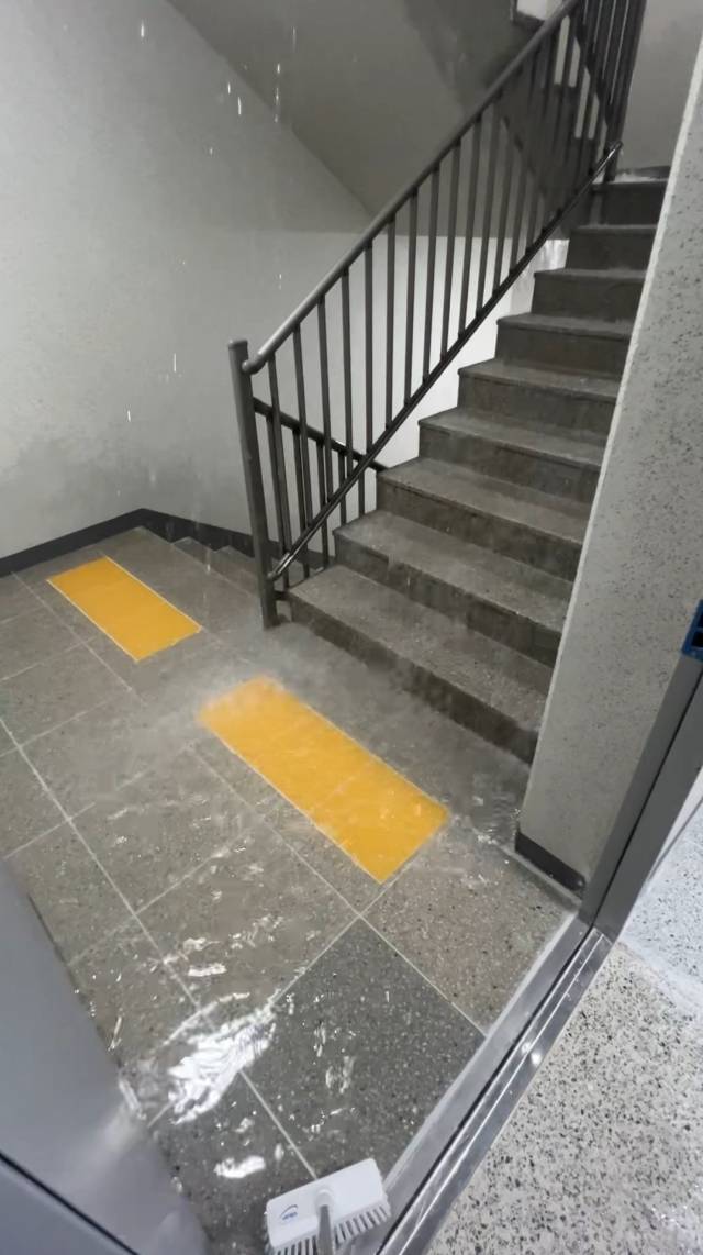 대구 소재 A아파트에서 누수로 인해 비상계단에 물이 떨어지고 있다. 대구시 전자민원창구 캡처