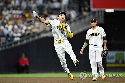 5회 내야 땅볼을 멋지게 처리하는 김하성 [게티이미지/AFP=연합뉴스]