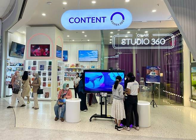 인도네시아 자카르타에 개소한 관계부처 해외 상설홍보관 ‘코리아 360’에서 현지인들이 K콘텐츠와 관련 상품을 살펴보고 있다. [사진제공 = 한국콘텐츠진흥원]