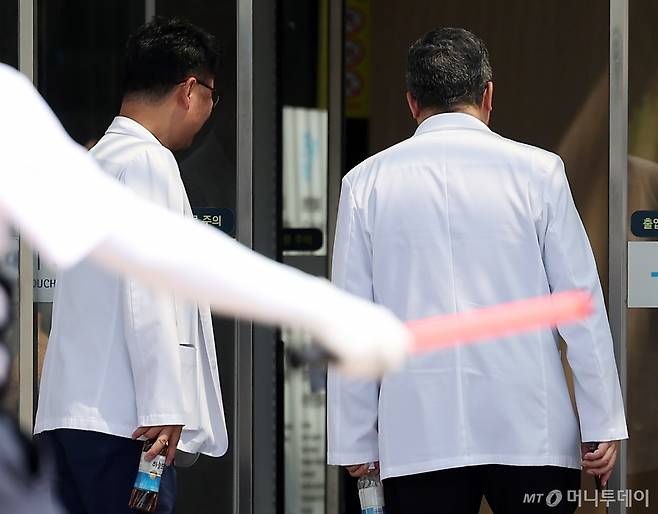 [서울=뉴시스] 김명년 기자 = 21일 오전 서울 종로구 서울대학교병원에서 의료진이 이동하고 있다. 지난 17일부터 무기한 휴진을 이어오고 있는 서울대 의대·병원 교수들의 휴진 지속 여부에 대한 투표 결과가 이날 오후에 발표될 예정이다. 2024.06.21. kmn@newsis.com /사진=김명년