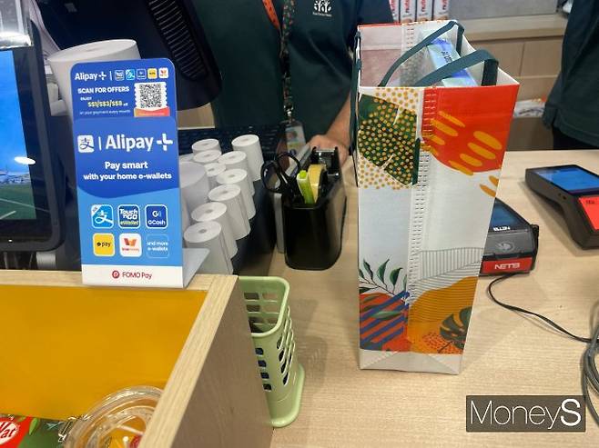사진은 싱가포르 창이공항 안 초콜릿 가게에서 카카오페이로 결제하는 모습. /사진=염윤경 기자