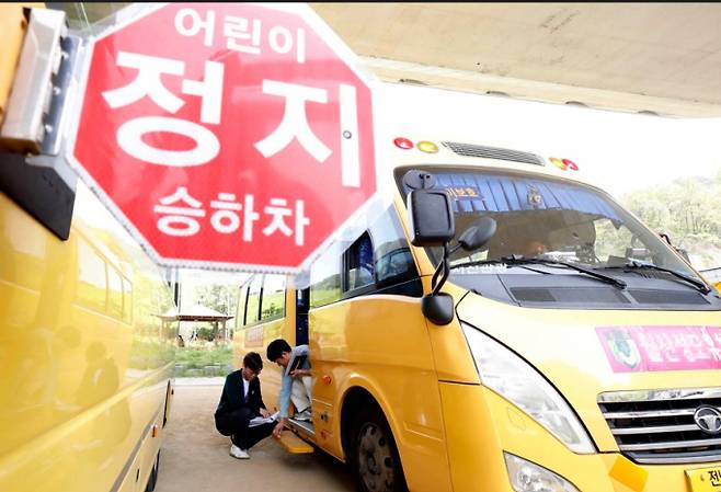 21일 경남 산청군에서 2세 여아가 어린이집 버스에 밟혀 사망했다. 사진은 지난 4월17일 광주 북구에서 열린 어린이 통학버스 합동점검 모습으로 기사와는 무관. /사진=뉴스1