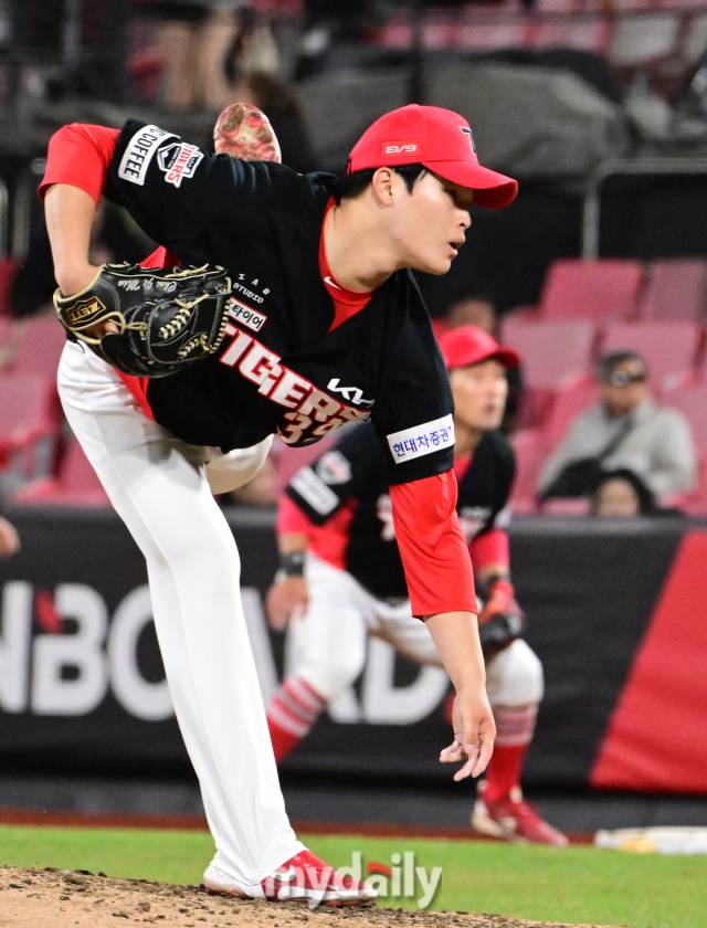 2024년 4월 4일 오후 경기도 수원 KT위즈파크에서 진행된 '2024 신한 SOL 뱅크 KBO 리그' 기아-KT의 경기.기아 최지민이 구원 등판해 역투를 펼치고 있다./마이데일리