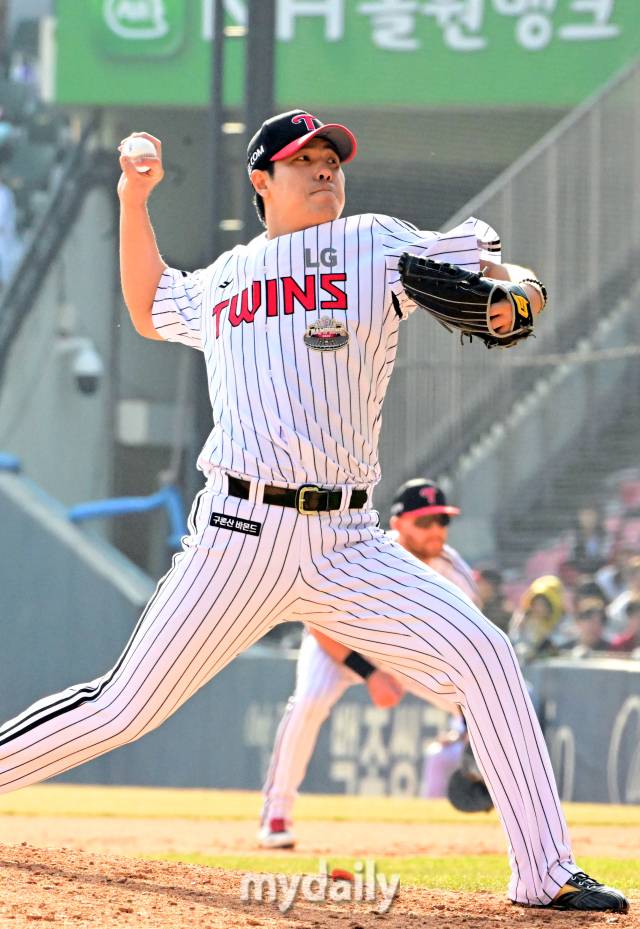 2024년 3월 23일 서울 잠실야구장에서 '2024 신한 SOL 뱅크 KBO 리그' 한화-LG의 경기가 열렸다.LG 김진성이 구원 등판해 역투를 펼치고 있다./AKDLEPDLFFL