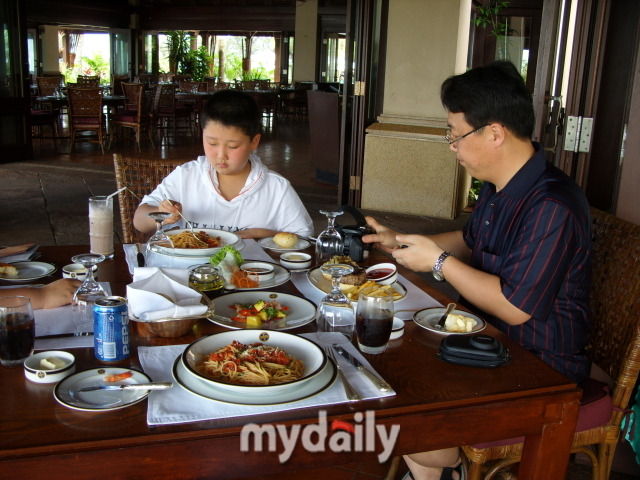 늘 생각하는 것이지만, 호텔 수준은 식당을 보면 알 수 있다. 엠파이어 호텔은 간단한 점심 식사를 제공하는 식당조차도 식기류가 매우 고급스럽다./신양란 작가