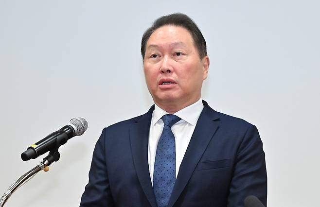 최태원 SK 회장이 17일 오전 서울 종로구 SK서린빌딩에서 최태원 회장과 노소영 아트센터 나비 관장의 이혼소송 및 비자금에 대한 입장 밝히고 있다. 임세준 기자