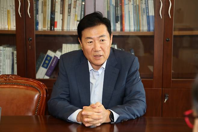 최저임금위원회 사용자 측 운영위원인 류기정 경총 총괄 전무가 지난 19일 헤럴드경제와 가진 인터뷰에서 현 최저임금 상황과 관련한 발언을 하고 있다. [경총 제공]