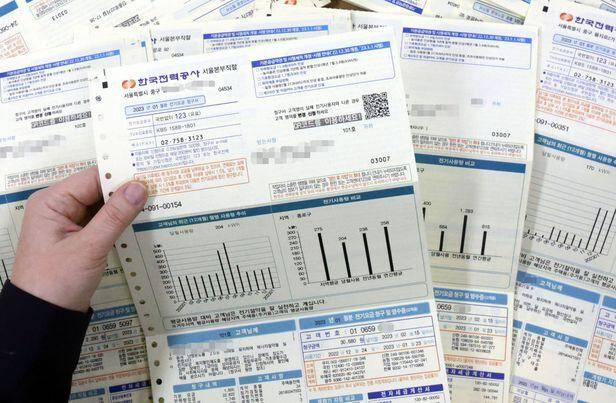 한국전력공사 협력사에서 직원이 전기요금 청구서를 정리하고 있다. [연합]