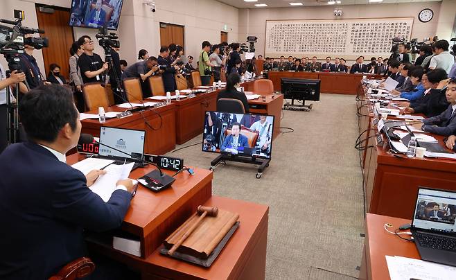 21일 오전 국민의힘 위원들이 불참한 가운데 국회 법제사법위원회에서 '순직 해병 진상규명 방해 및 사건은폐 등의 진상규명을 위한 특별검사 임명법'(채상병특검법)에 대한 입법청문회가 열리고 있다. [연합]