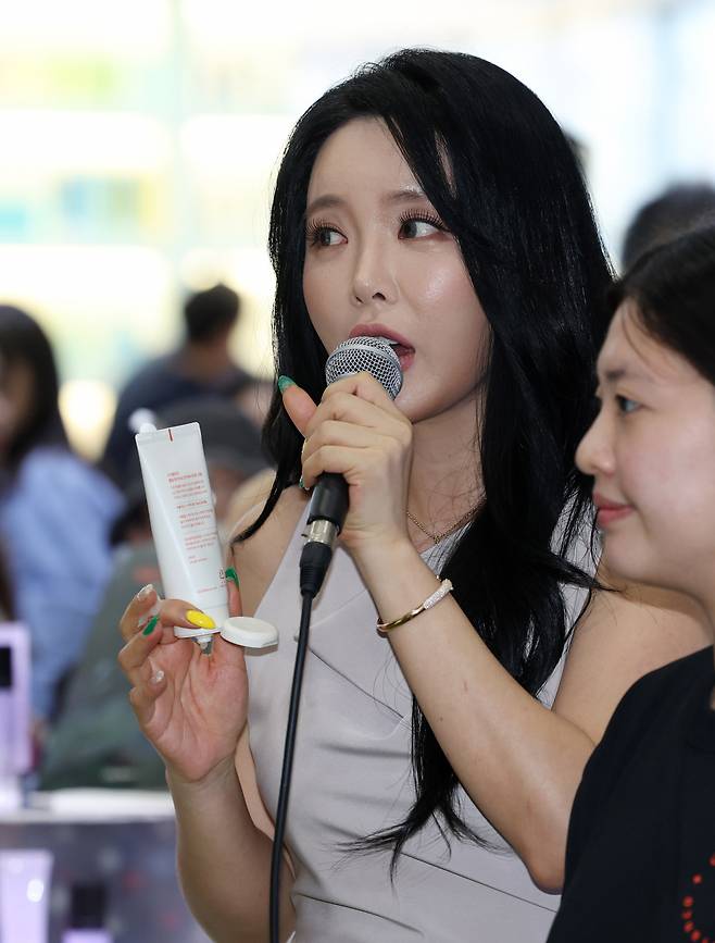 가수 홍진영이 지난달 29일 서울 강남구 코엑스에서 열린 코스모뷰티서울 박람회에서 자신의 브랜드 '시크 블랑코'를 홍보하고 있다. [뉴시스]