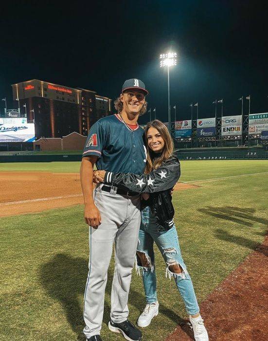 [서울=뉴시스] 팔꿈치 부상으로 이탈한 외국인 선수 대신 6주간 KBO리그 한화 이글스에서 뛰게 된 라이언 와이스(27)의 아내가 한국 생활 1일차 소감을 밝혀 화제다. (사진=라이언 와이스 인스타그램 갈무리) *재판매 및 DB 금지