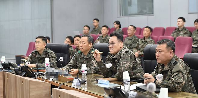 [서울=뉴시스] 정병혁 기자 = 김명수 합동참모의장이 9일 육군 미사일전략사령부 지휘통제실에서 미사일 작전태세를 점검하고 있다.(사진=합동참모본부 제공) 2024.02.09. photo@newsis.com *재판매 및 DB 금지