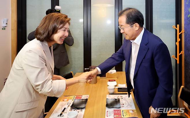 [대구=뉴시스] 정창오 기자=국민의힘 나경원 의원이 21일 오후 대구 동구의 한 음식점에서 홍준표 대구시장과 악수하고 있다. 2024.06.21. jco@newsis.com