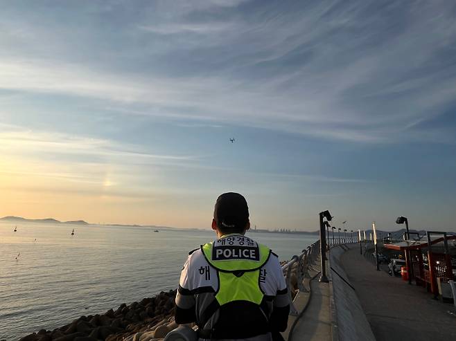 드론을 이용해 해안을 순찰 중인 해경. 보령해경 제공