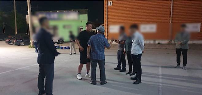 김경일 파주시장이 지난 20일 밤 파주시 월롱면의 한 공터에서 대북 전단 살포를 막기 위해 자유북한운동연합 측 관계자에게 강하게 항의하고 있다. 파주시 제공