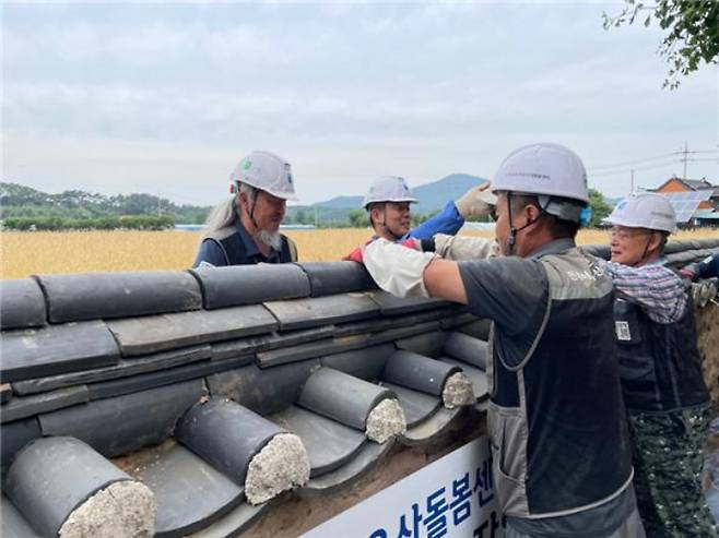 전북서부문화유산돌봄센터 직원들이 최근 지진이 발생한 부안 지역 문화재를 보수하고 있다. 전북대 제공