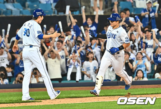 [OSEN=대구, 이석우 기자] 21일 대구삼성라이온즈파크에서 2024 신한 SOL 뱅크 KBO 리그 삼성 라이온즈와 두산 베어스의 경기가 열렸다. 전날 팀 50000안타 기록을 세운 홈팀 삼성은 이승현이 선발 출전하고 방문팀 두산은 최준호를 선발로 내세웠다. 삼성 라이온즈 윤정빈이 4회말 2사 1루 우중간 2점 홈런을 치고 하이파이브를 하고 있다. 2024.06.21 / foto0307@osen.co.kr