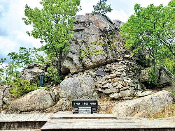 운제산 대왕암 제단.