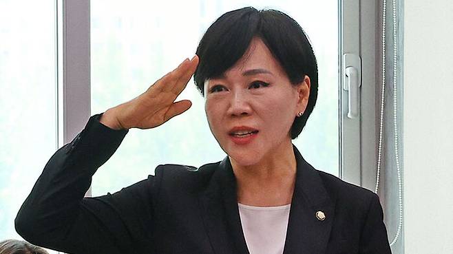 박정훈 전 해병대 수사단장에게 경례하는 전현희 의원