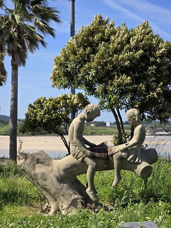 표선해변 소년소녀 조각상.