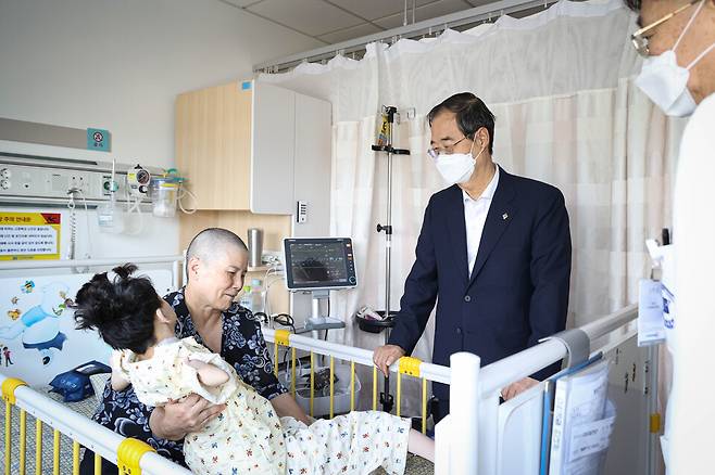 한덕수&nbsp;국무총리가 김정애(68)의 자녀 퇴원일인 21일 충청남도 천안시 단국대병원을 방문해 환자를 위로하고 있다.김씨는 희소 유전병인 '코넬리아드랑게 증후군' 환자인 박하은양을 2001년 입양했다.&nbsp;ⓒ 국무총리실 제공