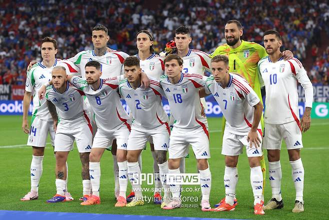 ▲ 무적함대 스페인이 두 경기 만에 유로2024 16강 진출을 확정했다. 스페인은 21일(한국시간) 독일 아레나 아우프샬케에서 열린 유로 2024 B조 2차전에서 이탈리아를 1-0으로 꺾었다. 1차전에서 크로아티아를 3-0으로 제압한 스페인은 승점을 6점으로 쌓아 최종전 결과에 관계 없이 16강 진출을 확정지었다. 개최국 독일에 이어 두 번째 16강 진출이다.