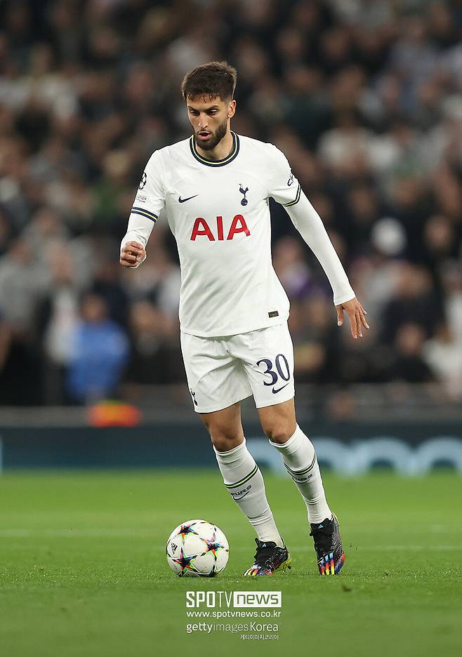 ▲ 벤탄쿠르가 손흥민을 향한 인종차별 논란이 있었다. 벤탄쿠르는 우루과이 방송 '포르 라 카미세타'에 출연해 "손흥민 사촌 유니폼은 어떤가. 어차피 그쪽 사람들은 다 똑같이 생겼다"라며 진행자의 한국인 선수 유니폼 요청에 농담을 던졌다. 명백한 인종차별적 발언이었다. 해당 발언이 사회관계망서비스(SNS)를 타고 전 세계에 퍼지자 벤탄쿠르를 향한 비판이 쇄도했고, 벤탄쿠르가 "진짜 나쁜 농담이었어. 다른 사람을 존중하지 않는다거나 상처 주려는 말이 아니었다는 걸 알거야. 사랑해 손흥민"이라고 인스타그램 스토리를 올렸지만 진정성에 의문이 있었다. 손흥민 애칭인 'SONNY'를 'SONY'로 표기했다